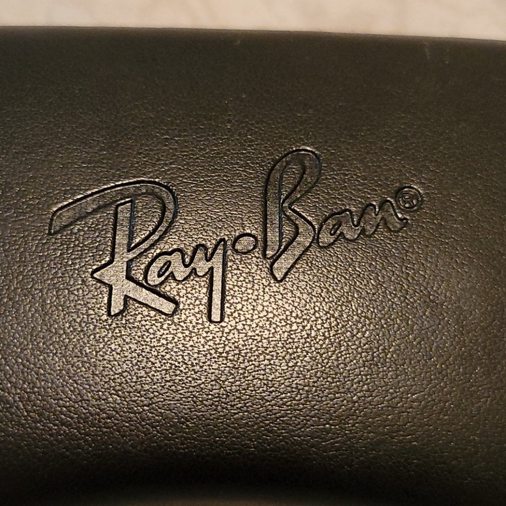Ray Ban glasses case 🙋🏾‍♀️ - Picture 2 of 4